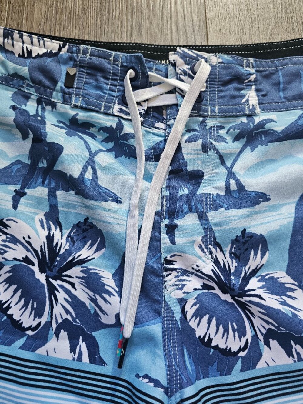Quiksilver Men´s Blue Floral Ombre Boardshorts Swim Trunks Size Large - Picture 4 of 8